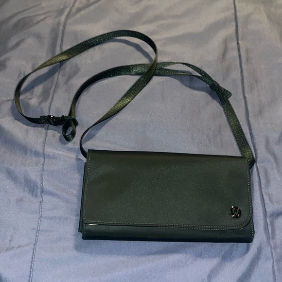 lululemon athletica Handbags - 🍋 VGUC Lululemon Wallet Clutch Crossbody - Rainforest Green/Trench
